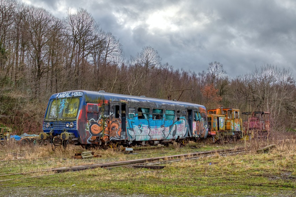 HDR urbex trein train chemin de fer Junkyard urban graffiti oldtimer junk decay vervallen abandoned abondonne vandalisme